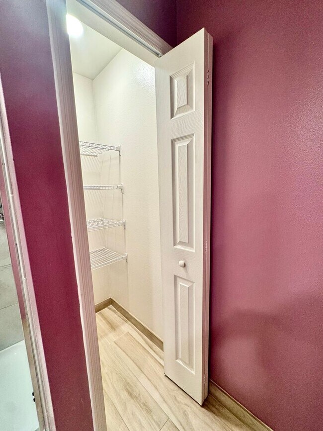 Building Photo - Beautiful 4-Bed, 2-Bath Home in a Prime Location!