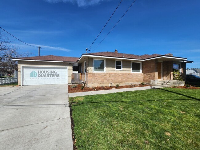 Building Photo - Beautiful single family home just minutes from Argonne and Upriver Drive!