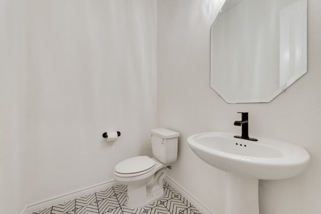 Building Photo - "Spacious 4-Bedroom Retreat with 2.5 Baths...