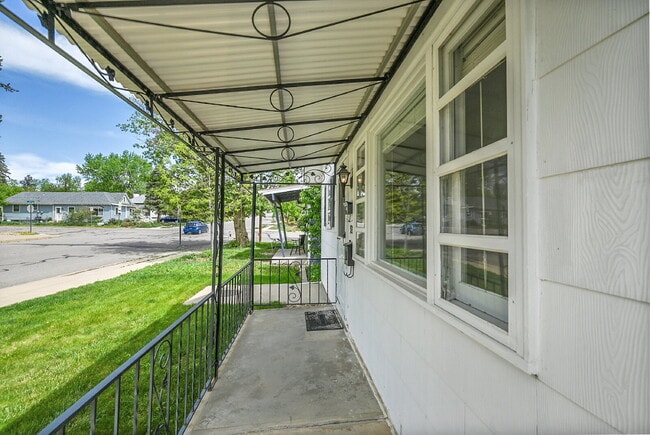 Building Photo - $3,250- Location! 2 Bed 2.5 Bath 2 Non-Con...