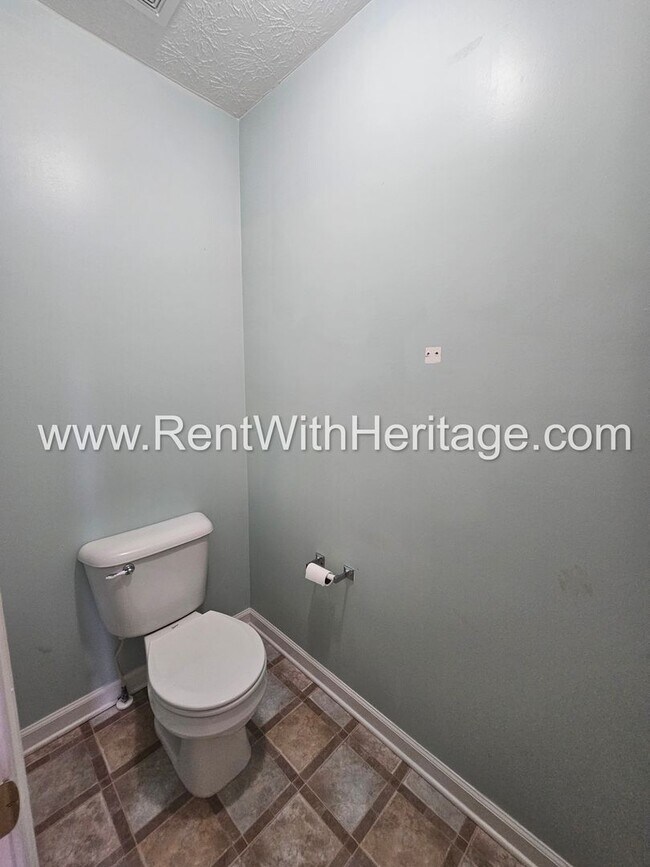 Building Photo - Gorgeous 5 bedroom, 2.5 bath / Attention t...