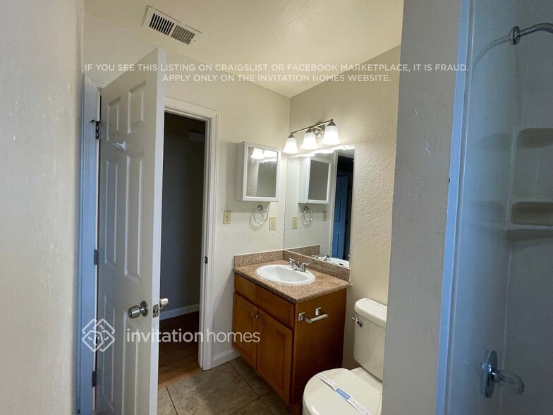 Building Photo - 1658 Ashwood Dr
