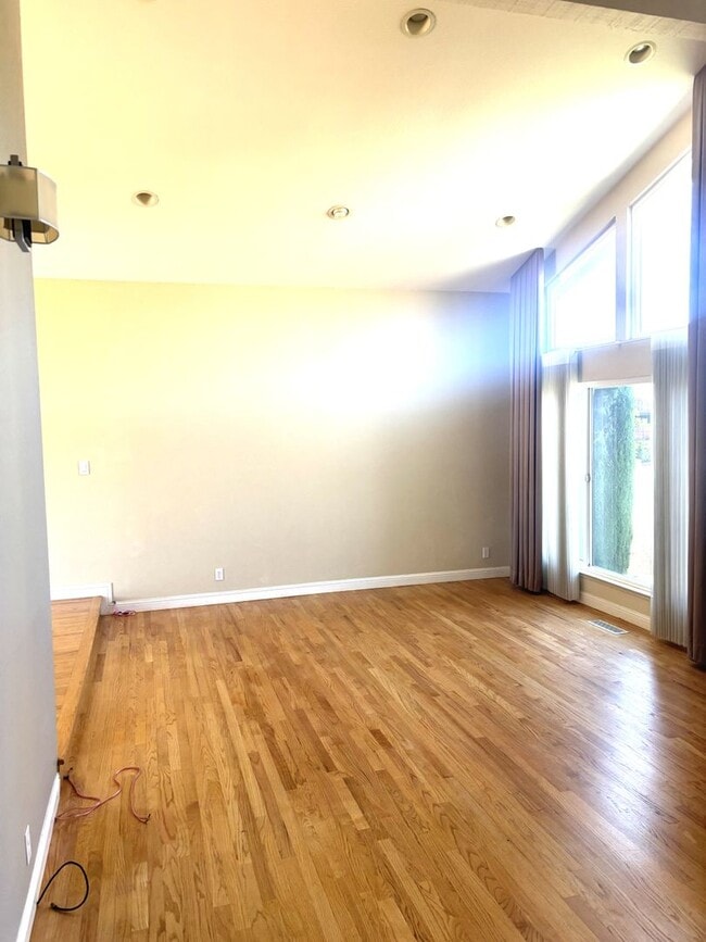 Building Photo - Stunning 4-Bedroom Home on Golf Course wit...