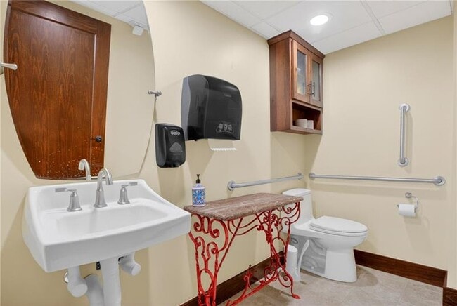 Building Photo - 750 Washington Rd