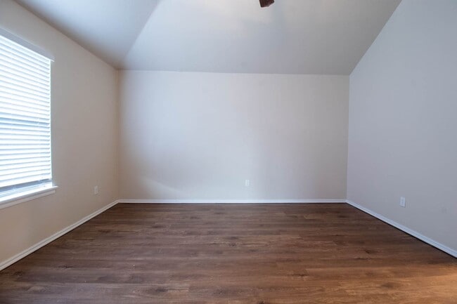 Building Photo - Spacious 2BD/2BTH Home Minutes away from Top Golf Chisholm Creek Shopping Center and Quail Spring...