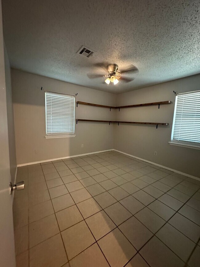 Building Photo - 312 S Avery Dr