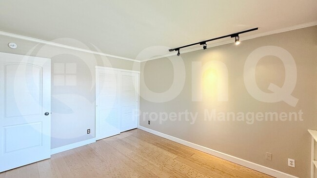 Building Photo - 3821 S Kenwood Ln