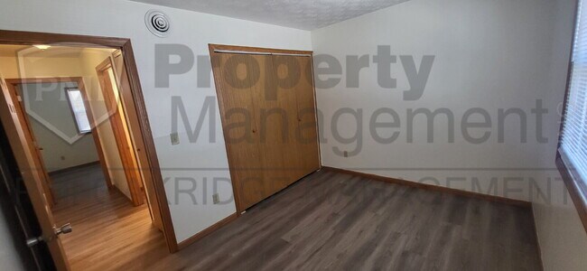 Building Photo - Lower 2 Bedroom Apartment