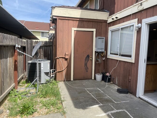 Building Photo - 3 Bedroom, 1.5 Bath Home in Parkway Neighborhood