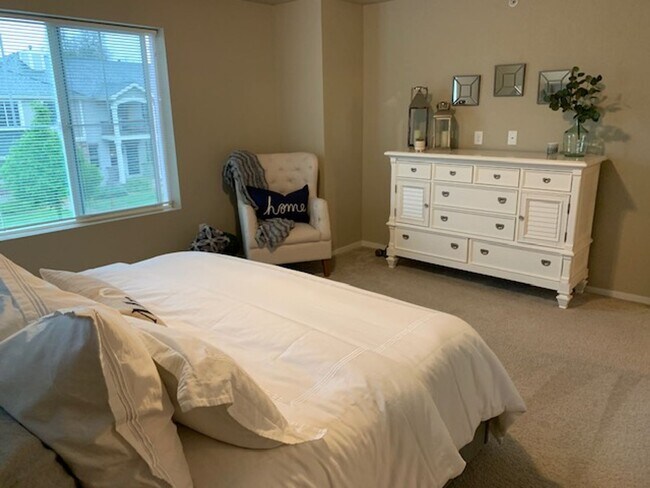 Building Photo - Spacious 3-Bedroom End-Unit Townhome for R...