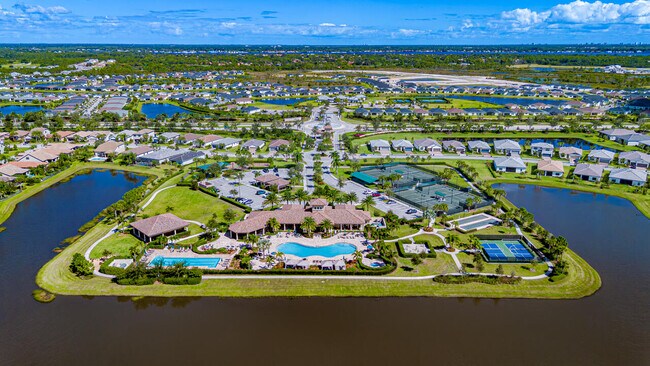 Building Photo - 758 SE Courances Dr