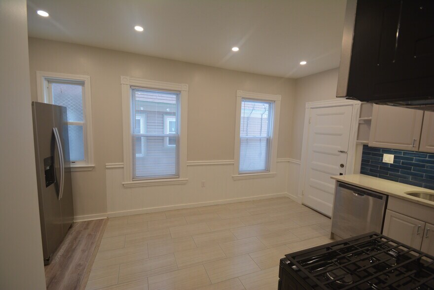 Building Photo - 31 Claybourne St