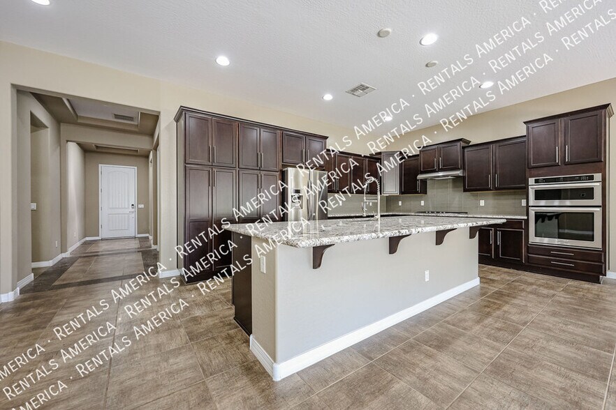 Building Photo - 3325 E Coconino Dr