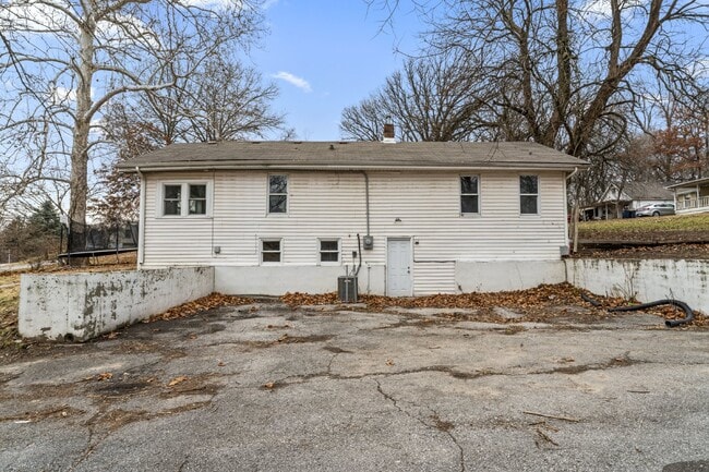 Building Photo - COMING SOON!! Charming 2-Bedroom Haven in Kansas City Northland!