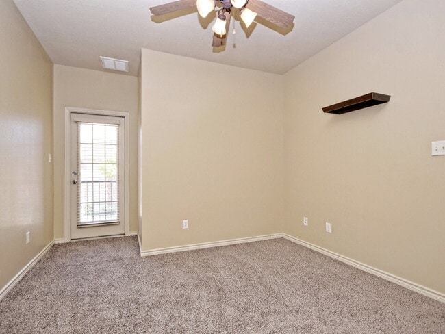 Building Photo - "Spacious 4-Bed, 4-Bath Townhouse Gem in College Station – Perfect for Comfortable Living!"