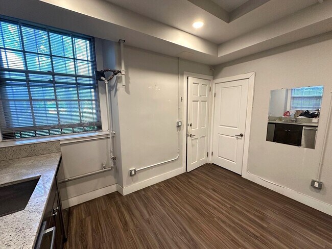 Building Photo - 10 Otis Pl