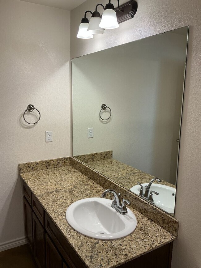 Building Photo - Charming 3 bedroom 2 bath duplex in desira...