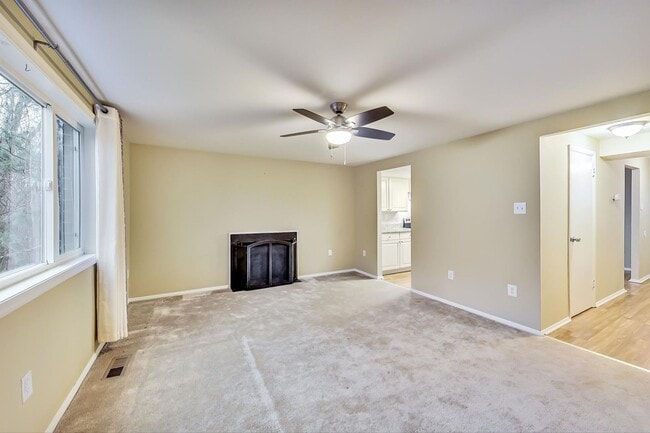 Building Photo - COMING SOON - Updated 3+2.5 End Unit w/ 2 PARKING SPACES