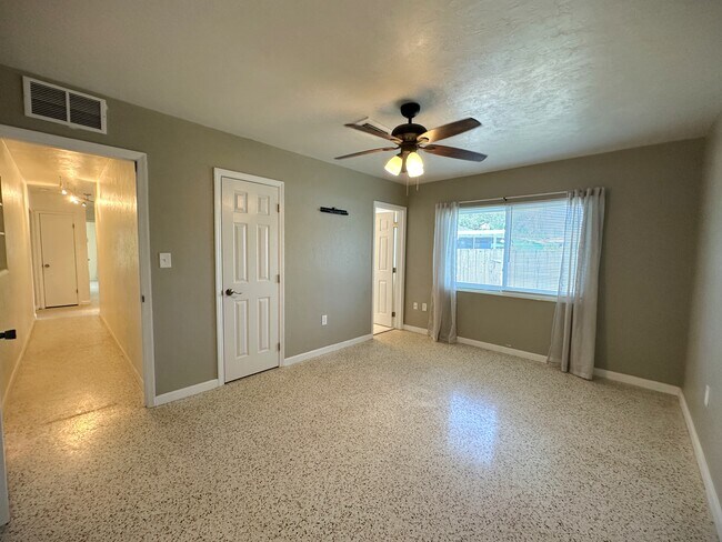 Building Photo - 2275 Hawthorne St