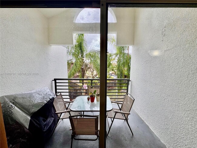 Building Photo - 9731 Fontainebleau Blvd