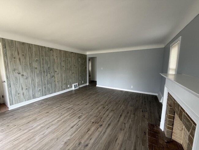 Building Photo - 1410 Bradley Ave