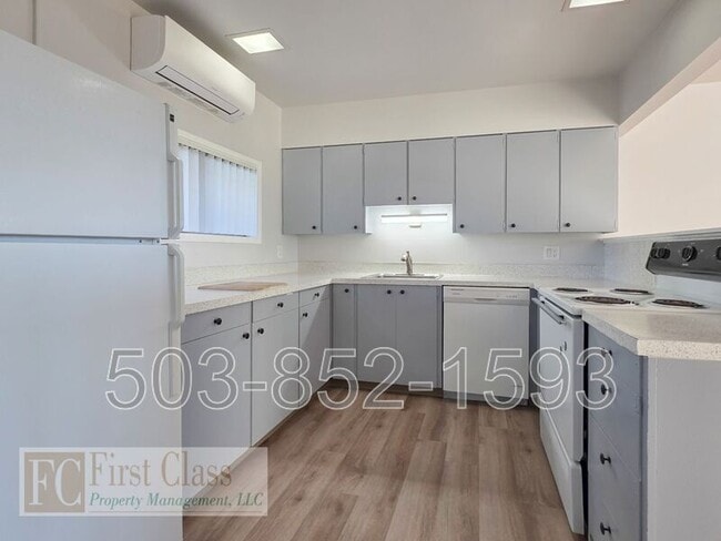 Building Photo - 8500 SW Canyon Dr