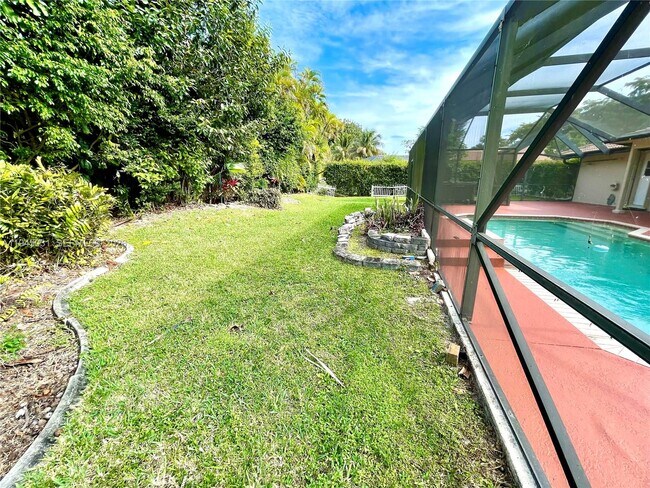 Building Photo - 10001 NW 11th Manor