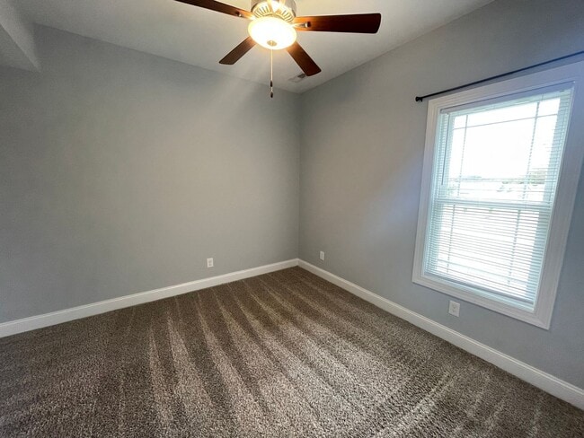 Building Photo - Nice, Newer Duplex Townhouse