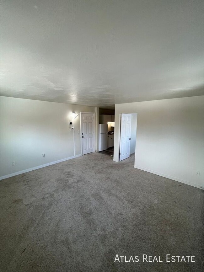 Building Photo - Back on the Market! Spacious 1 Bed 1 Bath ...