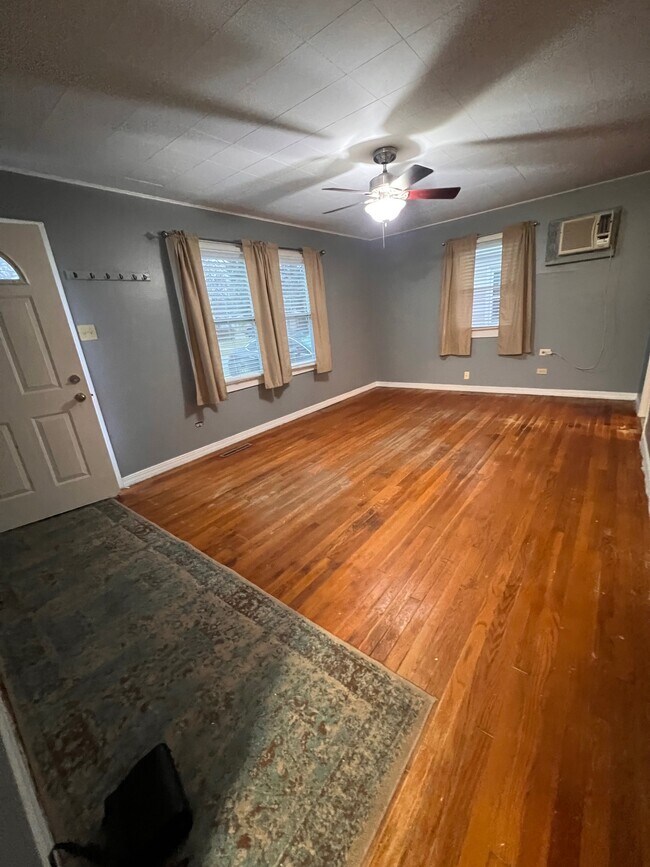 Building Photo - 1109 Sarasota Dr