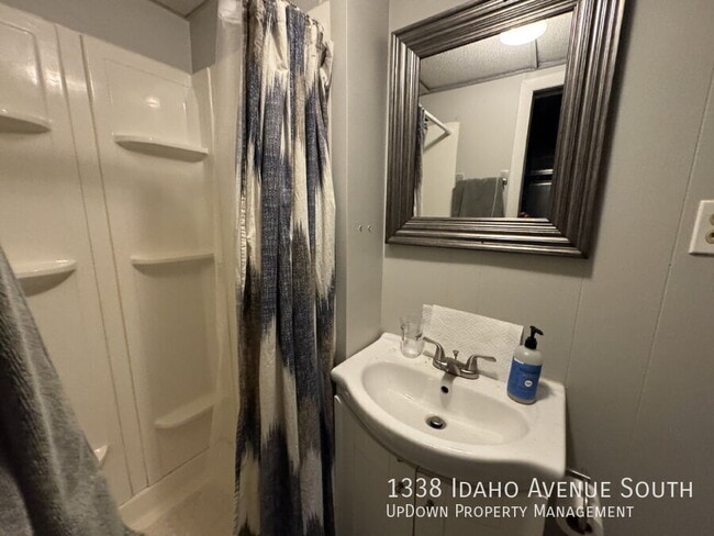 Building Photo - 1338 Idaho Ave S