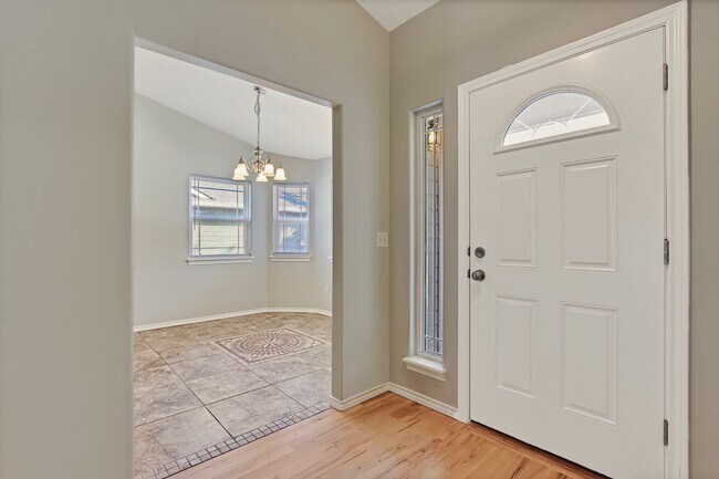 Building Photo - Spacious Updated 3 Bedroom, 2 Bath home in...