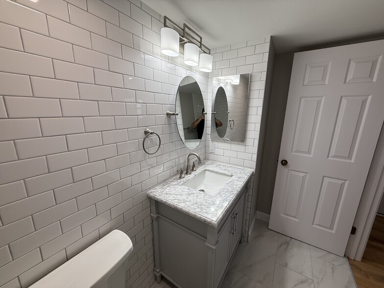 Building Photo - 1686 E Swan Cir