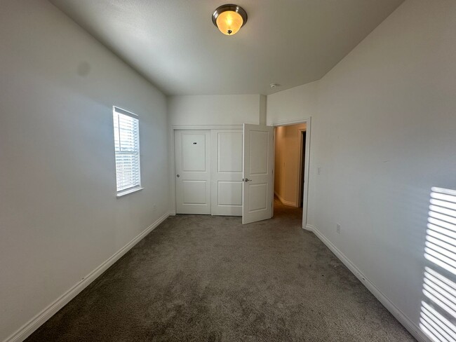 Building Photo - Beautiful single story -Cold Springs