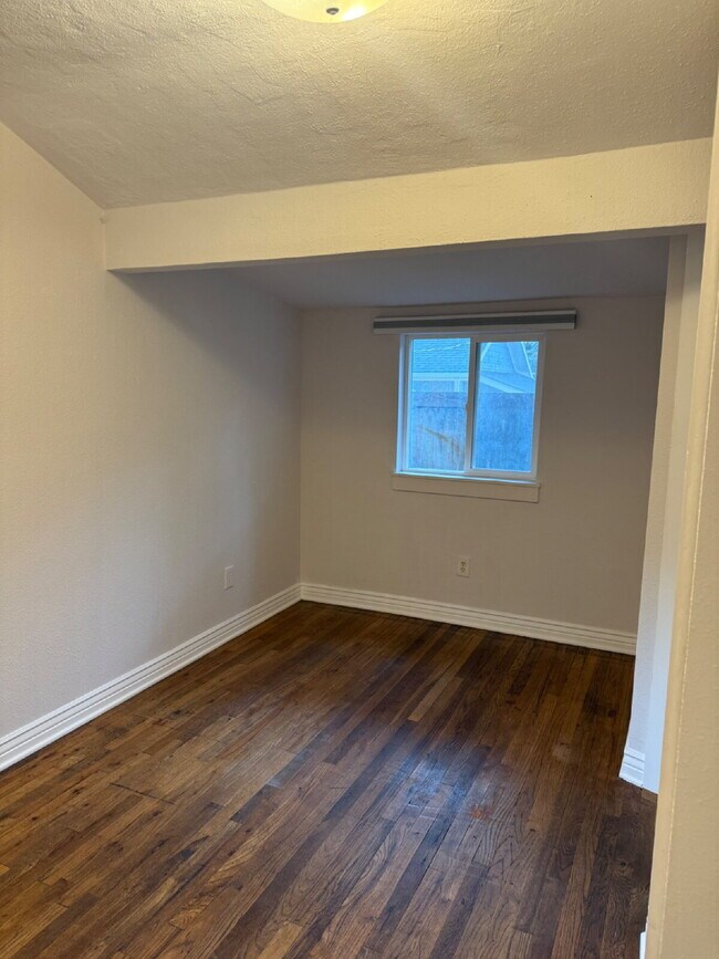 Building Photo - Beautiful and cozy 3 Bedroom 1 Bathroom Ho...