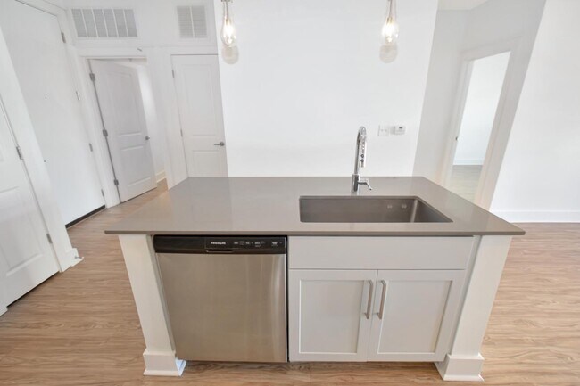 Building Photo - 650 E Brooklyn Vlg Ave