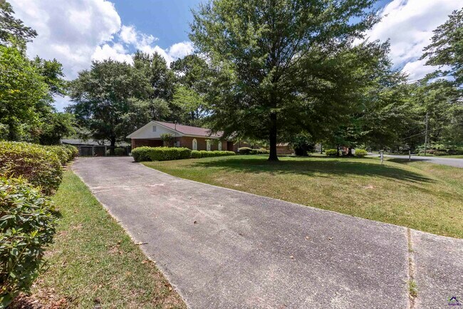 Building Photo - 1726 Greenwood Cir