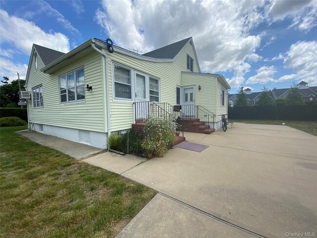 Building Photo - 60 Schmeelk Pl