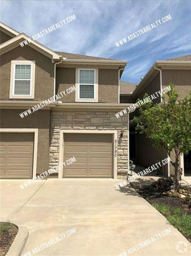 Building Photo - Beautiful Olathe Townhome-Available in MAY!!!