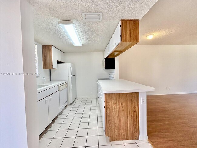 Building Photo - 6331 La Costa Dr