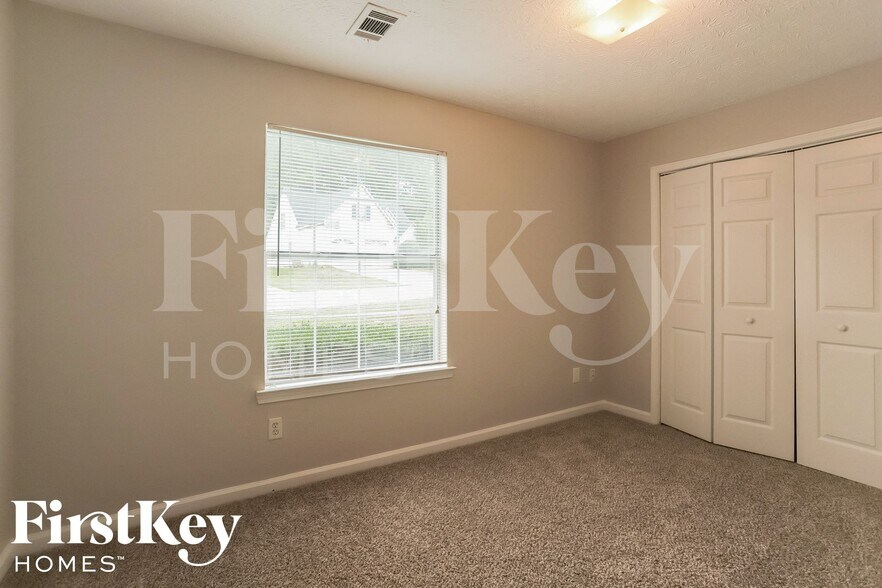 Building Photo - 480 E Lake Dr