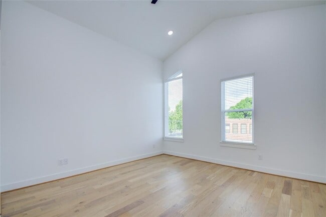 Building Photo - 3206 Live Oak St