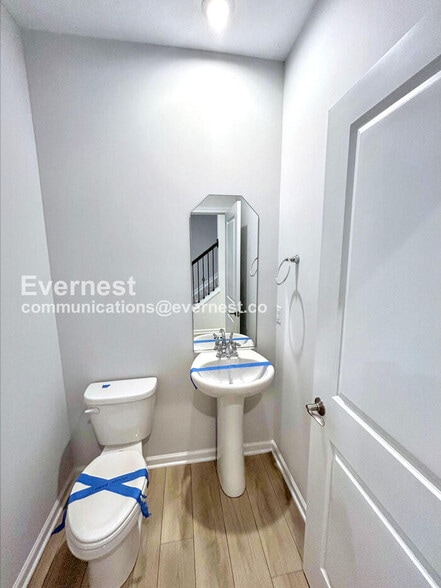 Building Photo - 830 S Greenway Dr