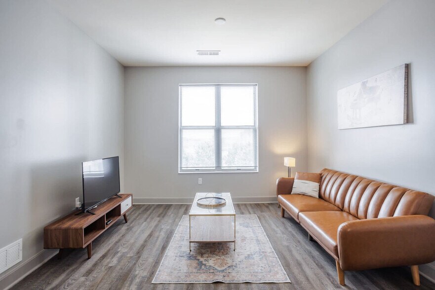 Primary Photo - 121 E Freedom Way