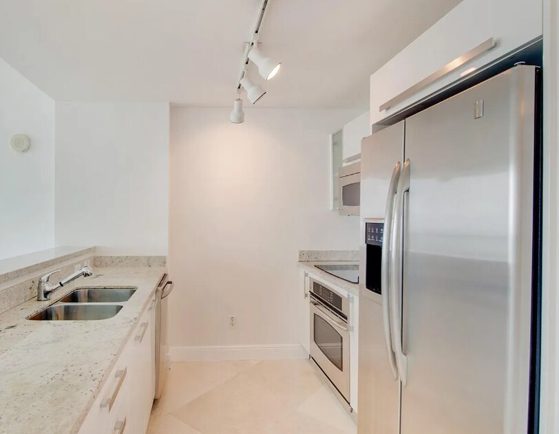 Building Photo - 601 NE 36th St