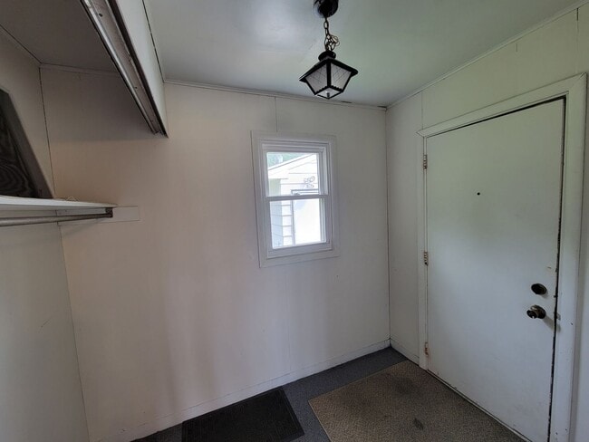 Building Photo - 4 bedroom 2 bath near campus!