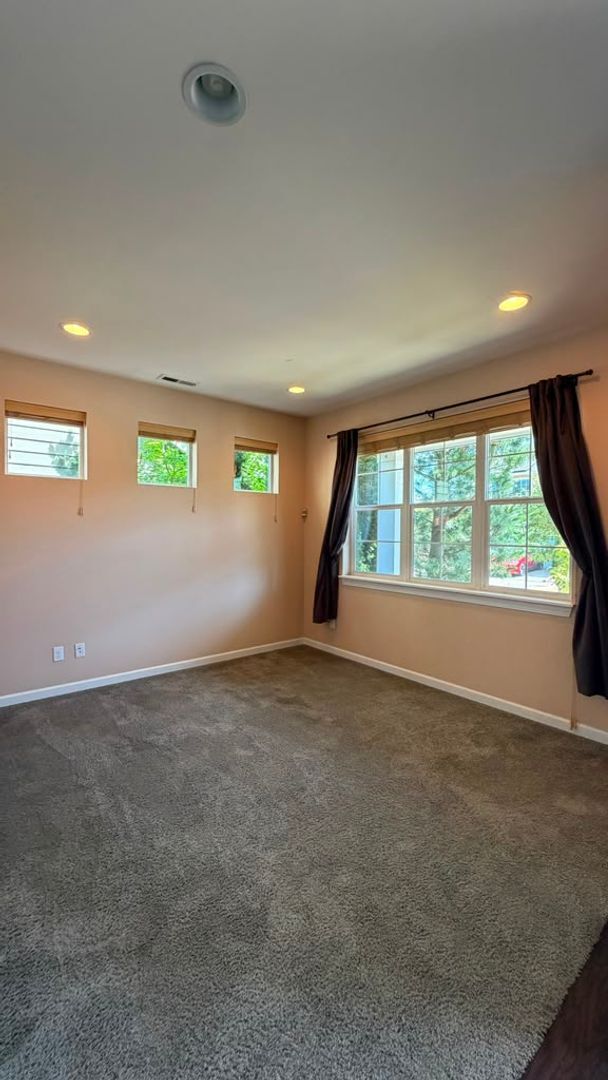 Building Photo - Spacious 4-Bed Home with Loft & Covered Patio in North Creek