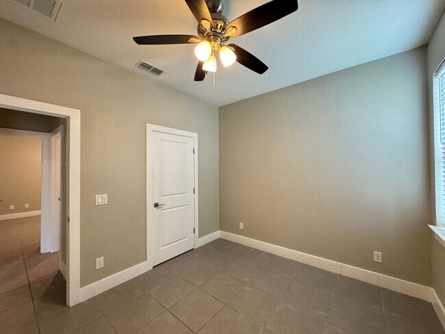 Building Photo - Spacious 4-Bedroom Home in Poinciana – Internet Included & No HOA Approval Required