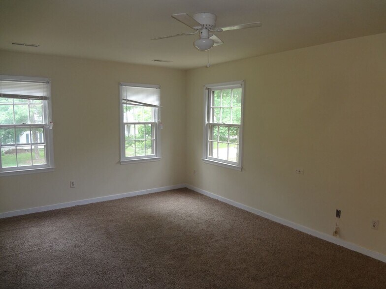 Building Photo - 10649 Genlou Rd