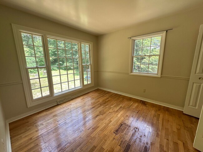 Building Photo - 4 bedroom home in Lowell Schools!